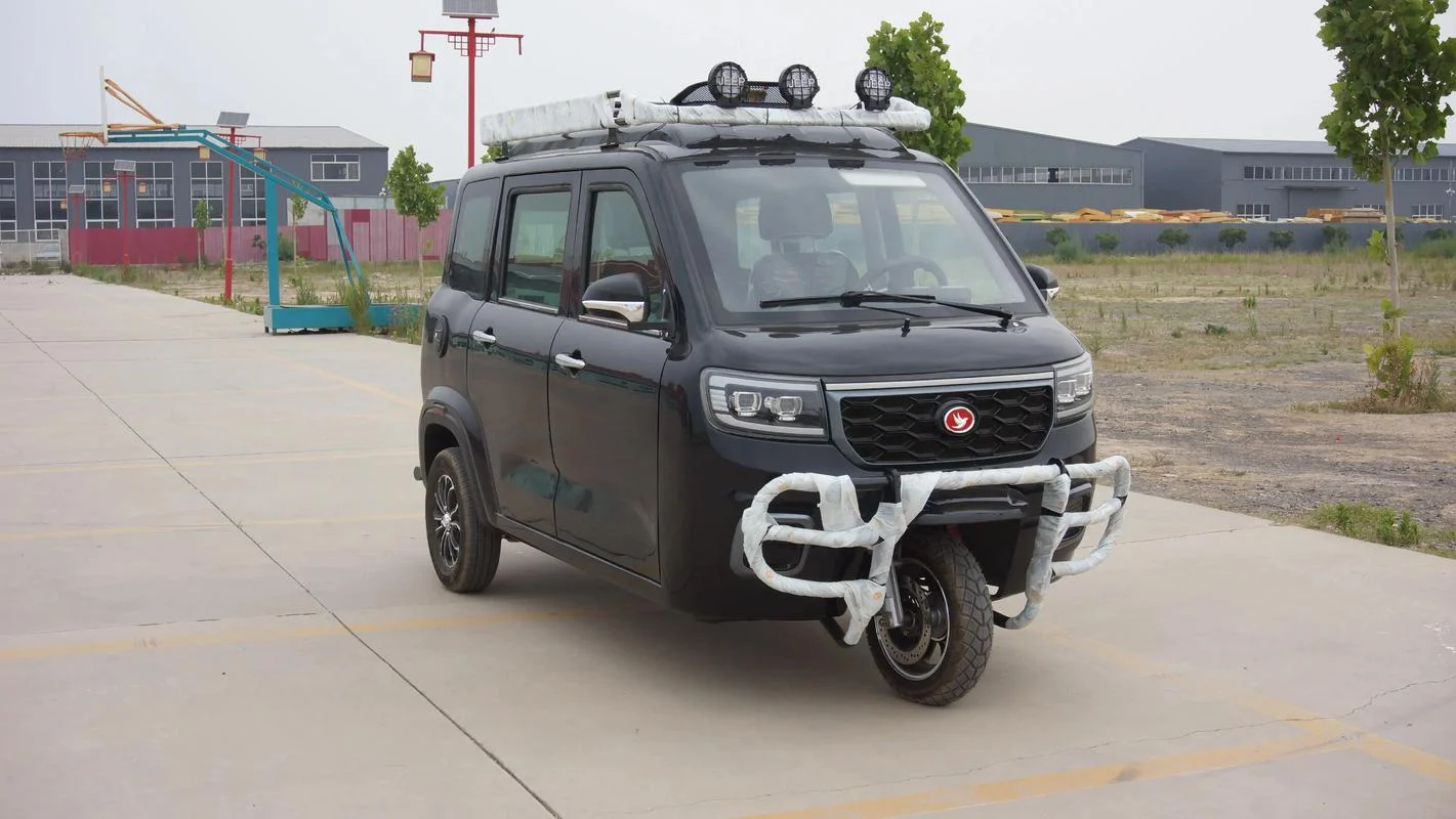 囲い込みキャビン電動三輪車