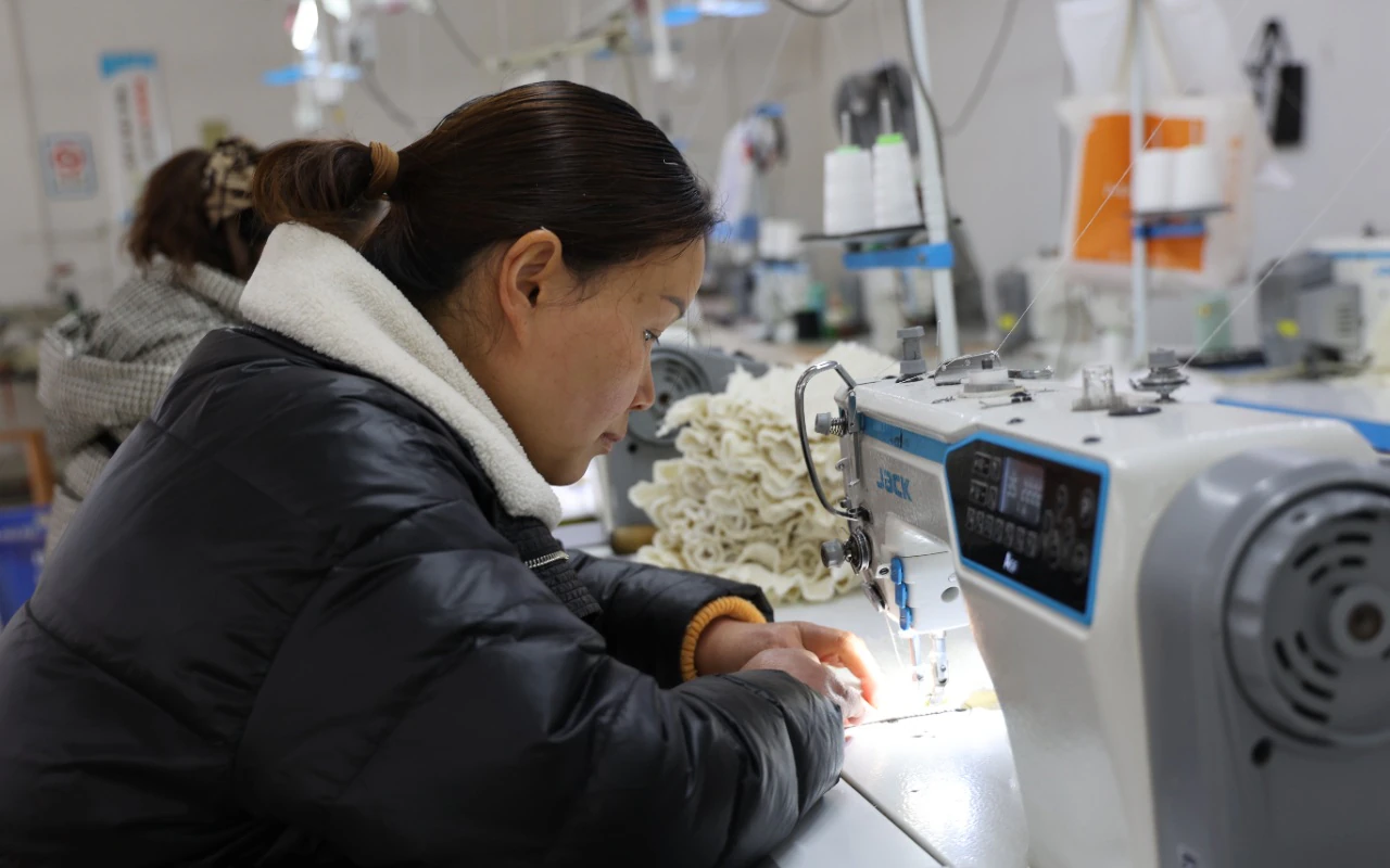 Buttonhole & Button Attaching industrial sewing machine sourcing from China