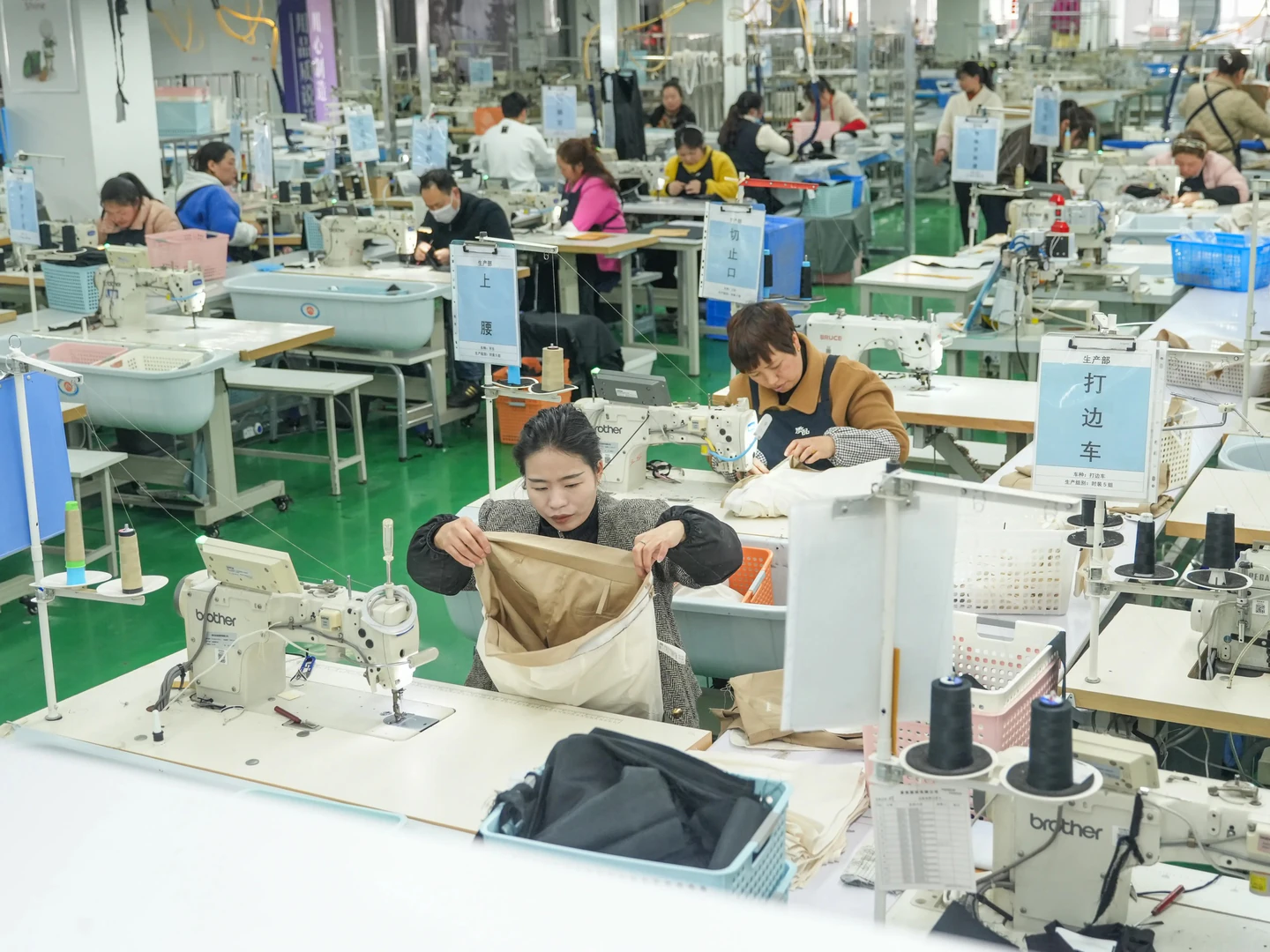 How to choose the right industrial sewing machine for garment lines